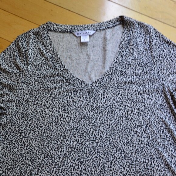 Athleta Breezy Scoop V-neck Short Sleeve T Shirt in Micro Cheetah S - Picture 2 of 7